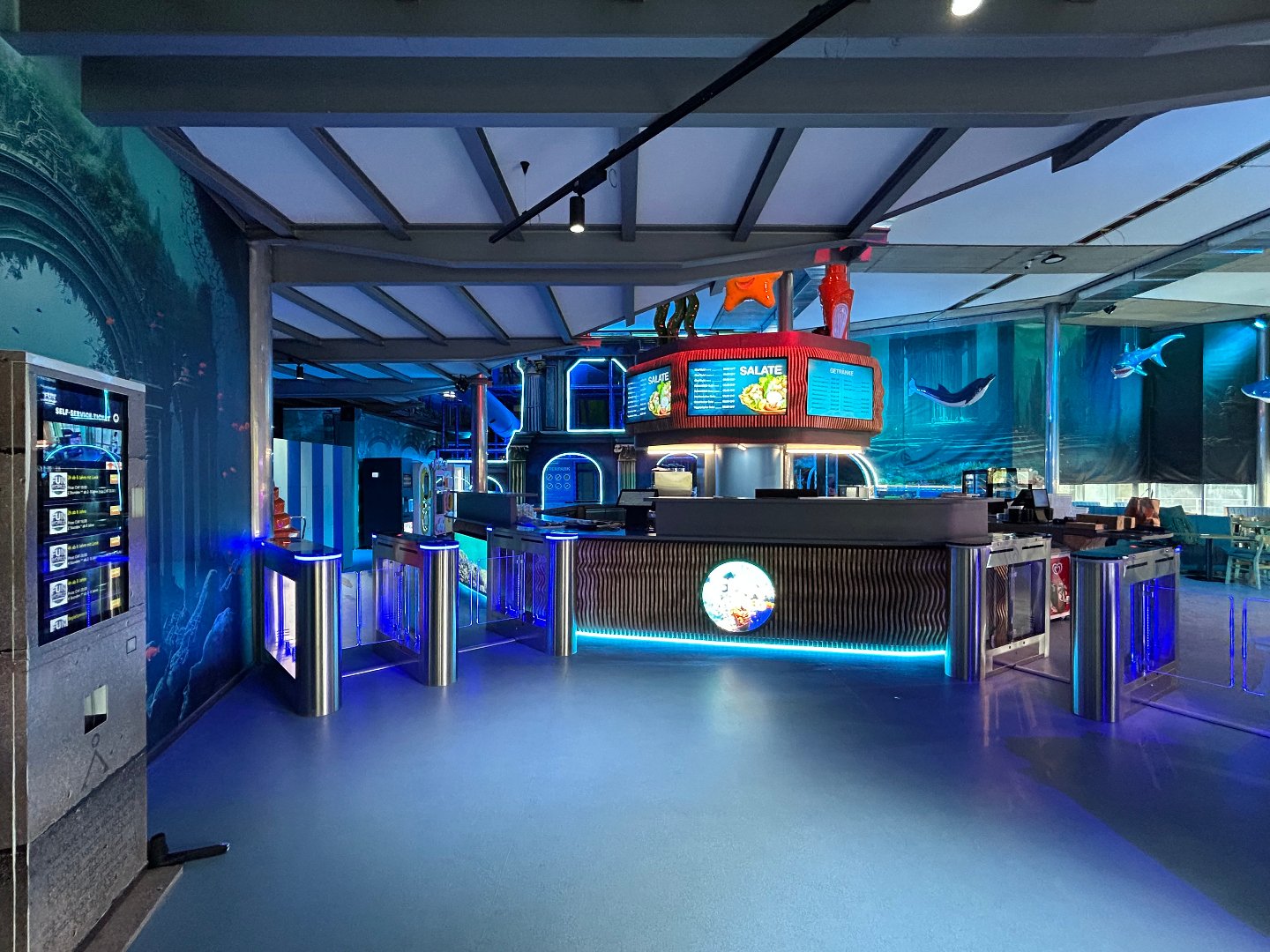 FEC Gastronomie-Bereich mit Self-Service-Kiosk und Speedgates